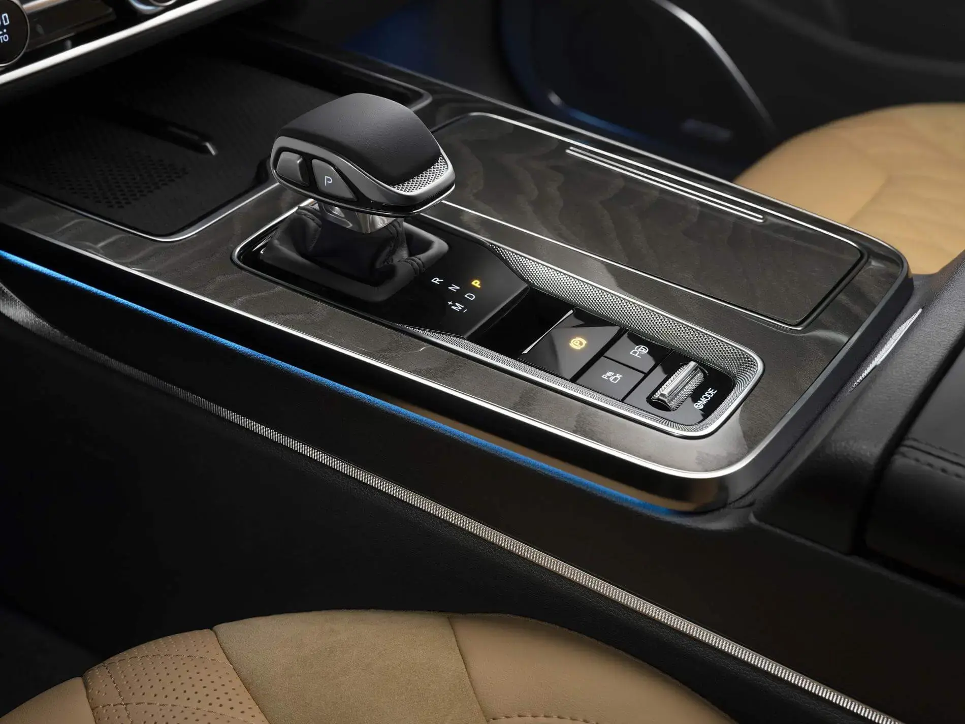 Интерьер Hongqi HS5 с панорамной крышей