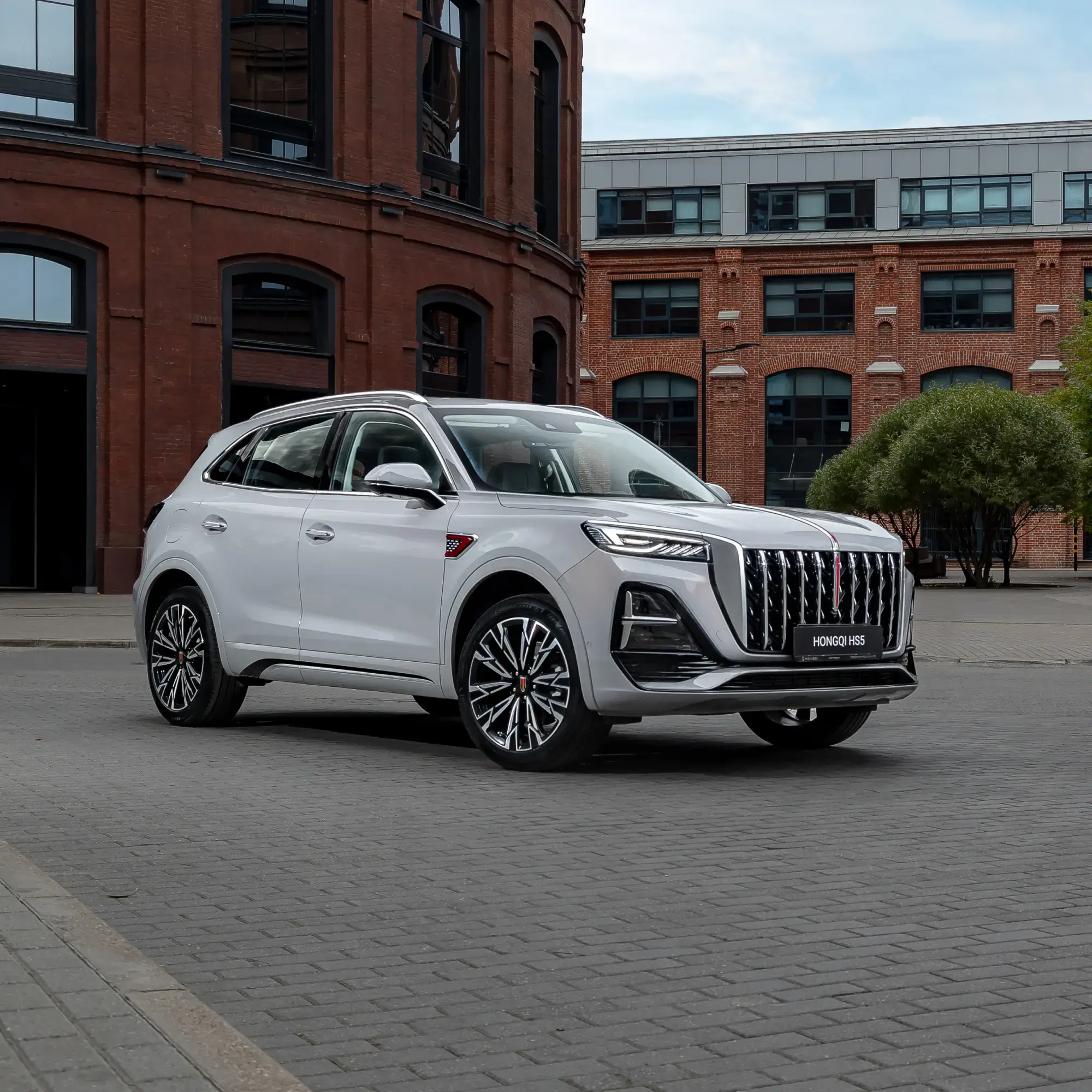 Hongqi HS5 на дороге